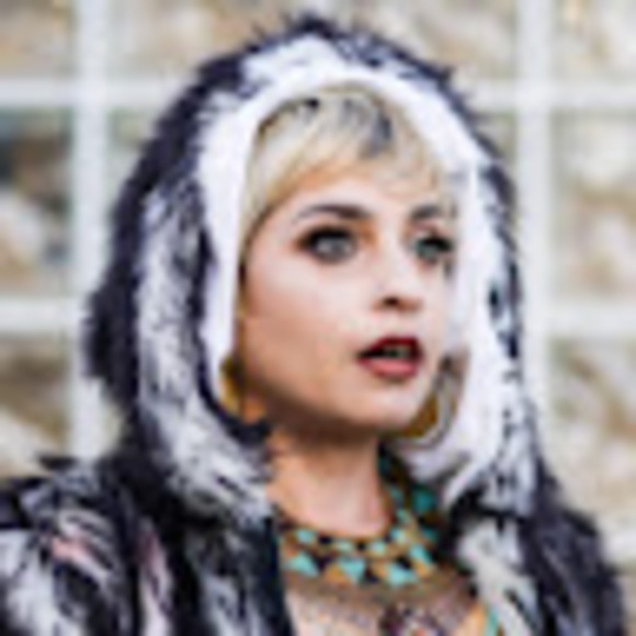 Meet your Posher, Gaia - Picture 1 of 1